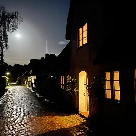 Kapitaenshaus Von 1712 - Neu Saniert * Nieblum